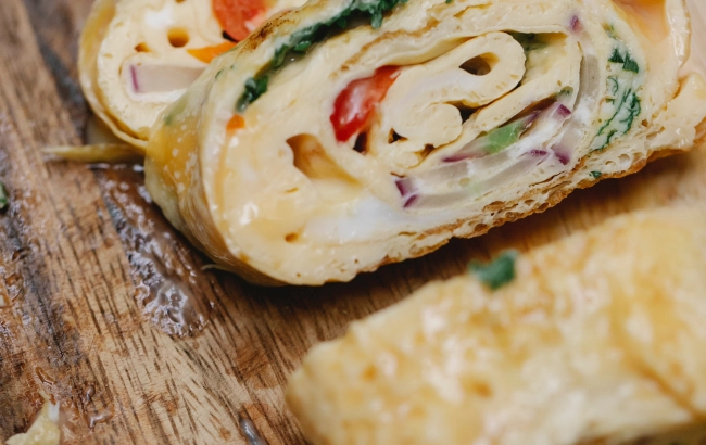 Jak zrobić omlet? Prosty przepis na omlet klasyczny oraz z dodatkami wytrawnymi lub na słodko