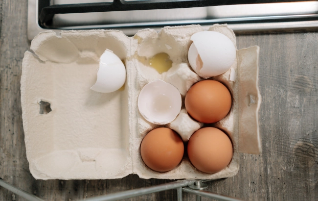 Oznaczenia jajek a ich pochodzenie. Jak przechowywać jaja i jak sprawdzić, czy jajko jest świeże? Jak długo gotować na miękko i na twardo?