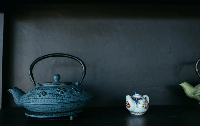 Jak dbać o żeliwny czajnik do herbaty? Jak myć, hartować i czy można w nim gotować?
