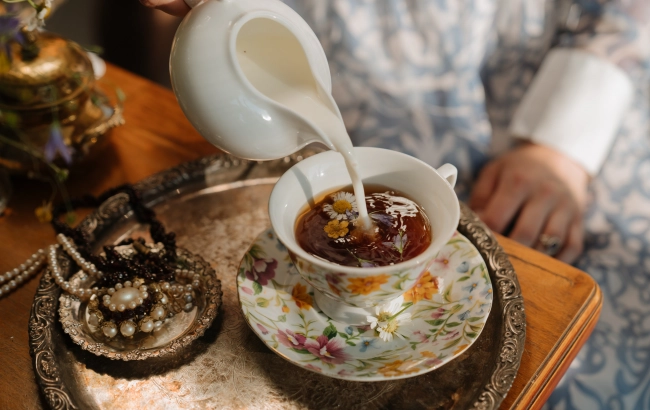 Herbata z mlekiem - zaspokaja głód i karmi wędrowców. Czym różnią się herbaty masala, süütej i five o’clock?