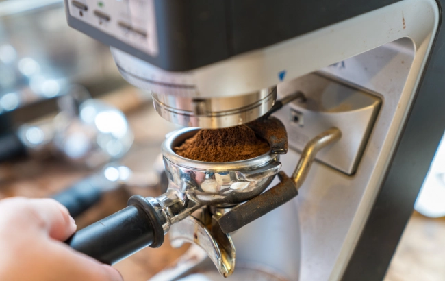Jak uzyskać idealne mielenie kawy w domu? Praktyczny poradnik.