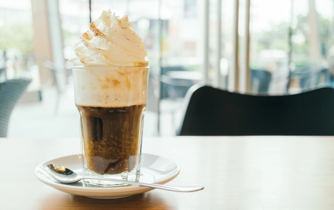 Wprowadź swoją kawę i inne napoje na nowy poziom z syropami Mount Caramel