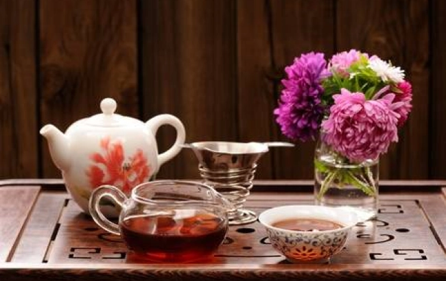 W czym parzyć herbatę liściastą?