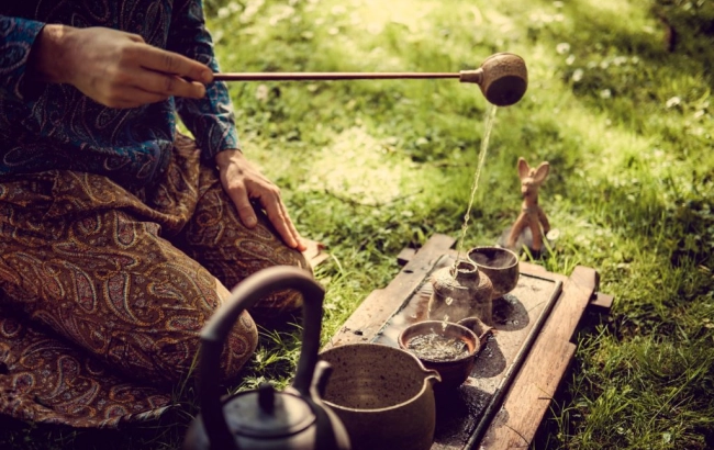 Jak parzyć czerwoną herbatę? Ile razy można parzyć pu erh?