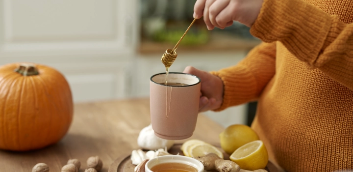 Temperatura herbaty a miód - kiedy go dodać? Właściwości i kaloryczność miodu