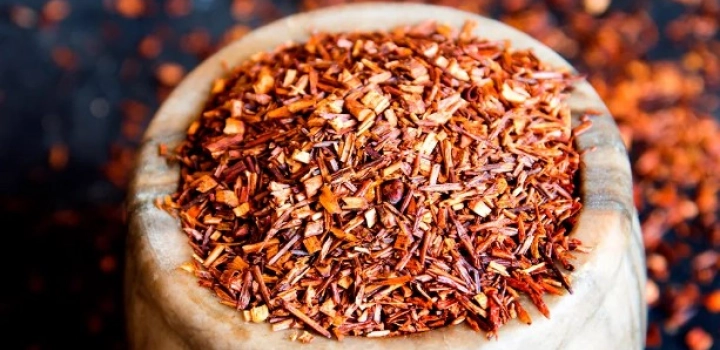 Jak uprawia się herbatę rooibos? Właściwości, parzenie. Czym różnią się rooibos czerwony i zielony?