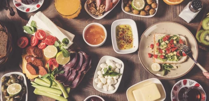 Food pairing z herbatą - do czego pasuje herbata zielona, czarna, biała, oolong? Podpowiedzi