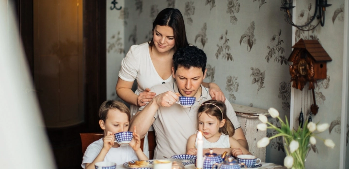 Czy podawanie najmłodszym kofeiny może być niebezpieczne? Fakty i mity o wpływie kawy na dzieci.