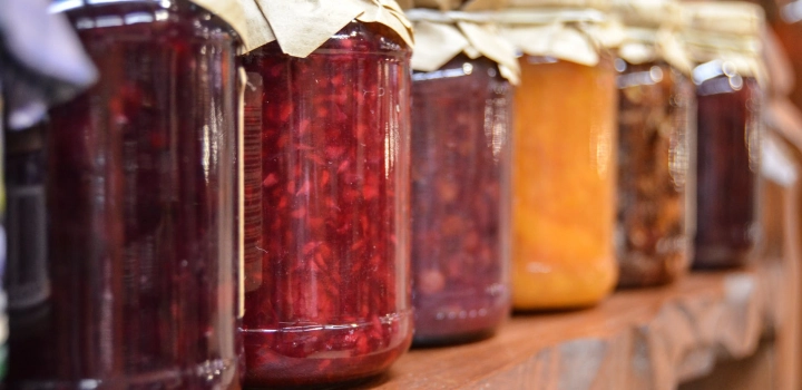 Syrop do herbaty - przepisy na domowy syrop z malin, czarnego bzu, cytryny, pomarańczy i imbiru