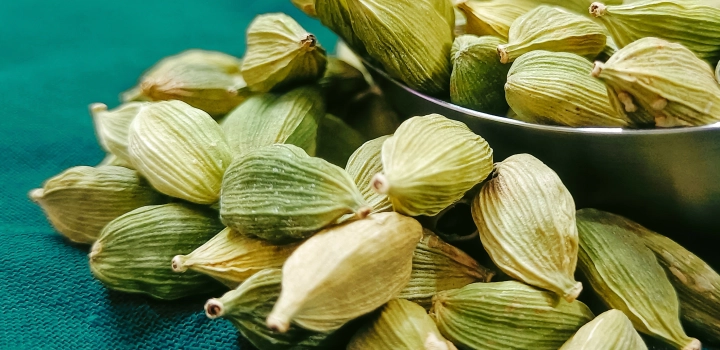 Herbata po pakistańsku z mlekiem i kardamonem - przepisy na kadak chai i kashmiri chai