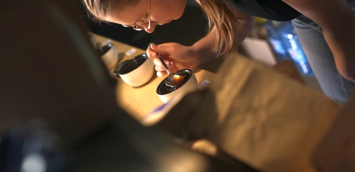 Na czym polega cupping? Czyli profesjonalna degustacja kawy i jej cele