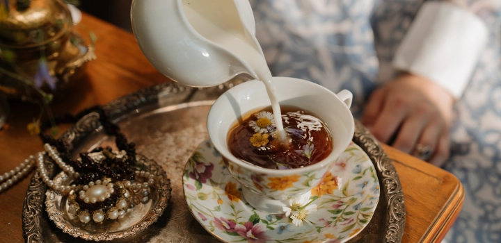 Herbata z mlekiem - zaspokaja głód i karmi wędrowców. Czym różnią się herbaty masala, süütej i five o’clock?