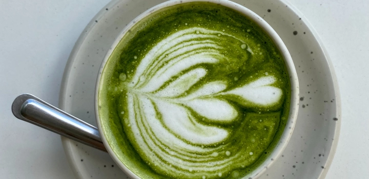 Miętowa matcha latte. Jak urozmaicić smak klasycznej matchy? Przepis