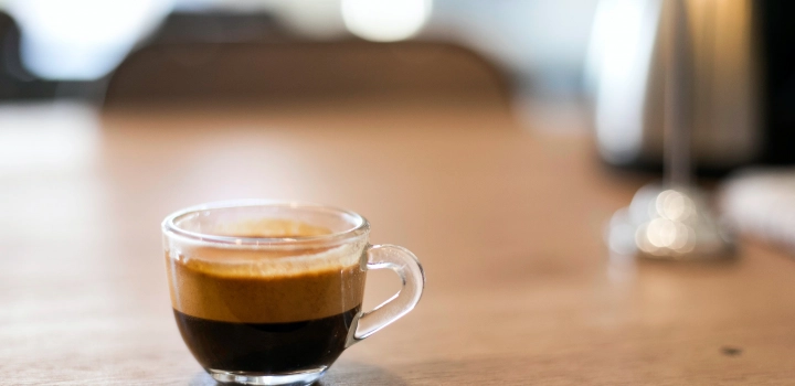 Poradnik dla początkujących: jak parzyć idealne espresso bez młynka do kawy?