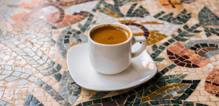 Espresso - mała czarna, która podbija serca miłośników kawy