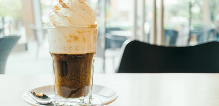 Wprowadź swoją kawę i inne napoje na nowy poziom z syropami Mount Caramel