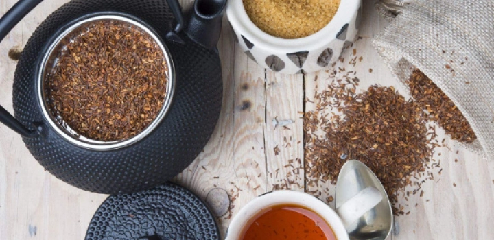 Jak parzyć herbatę rooibos? Jak pić rooibos? Najlepsze dodatki