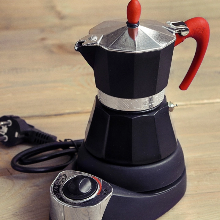 GAT Nerissima kawiarka elektryczna pojemność 4 espresso uchwyt czerwony